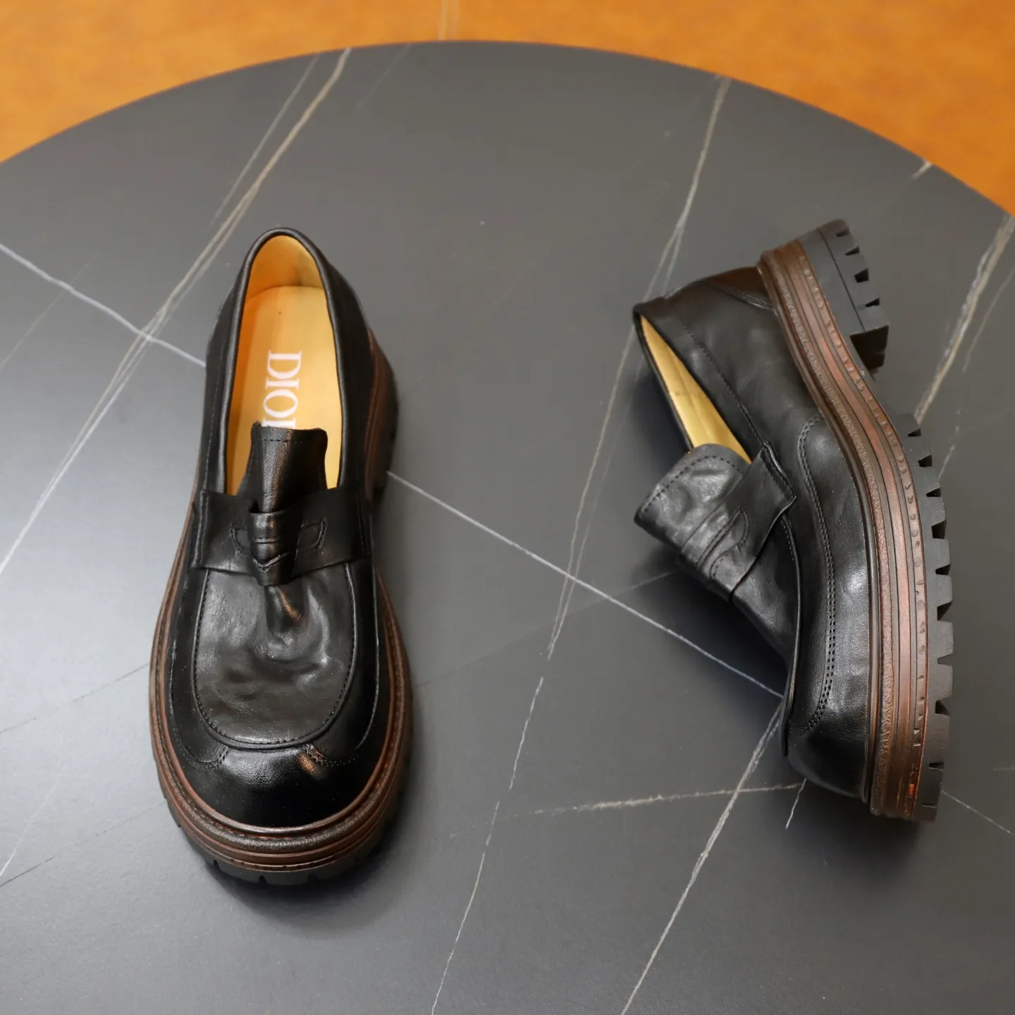 Ex-factory price: 520💰 [Dior] Dior's new casual men's shoes are launched in Hong Kong counters. Official website 1:1 production. Italian washed cowhide + water-dyed leather lining. Designed by European and American masters. Perfect shape to create counter quality, solid color rubber wear-resistant outsole and classic dazzling head! Super versatile and very comfortable. High-end without losing taste, fashionable and novel! ! Absolute focus! 3 colors available! Code number 38-45